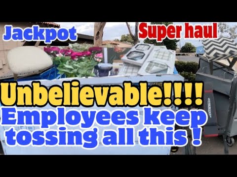 DUMPSTER DIVING   THIS IS CRAZY HOW STORE MANGER KEEP TOSSING ALL THIS USEFUL STUFF  UNBELIEVABLE