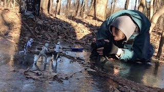 Смотреть онлайн Профессиональный фотограф фотографирует игрушки