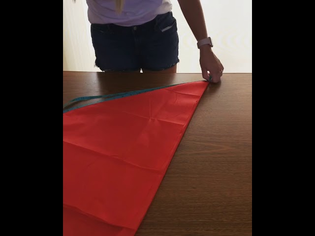 Vídeo relacionado con My Other Me - Disfraz Blancanieves Hombre, talla M-L. Incluye camiseta azul con detalles rojos en las mangas, falda amarilla con elástico en la cintura, capa roja y diadema. ¡Saca tu lado femenino!