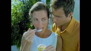 Publicité 1999 Sevea Danone (Tout le monde mange mal sauf le petit couple sur le toit)