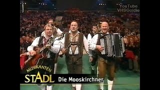 Kadr z teledysku Stadl-Medley: Trompetenklang / Ein Polka voller Schwung / Eine Trubelpolka / Moch Plotz für die Musi / Trompetenklang tekst piosenki Die Mooskirchner