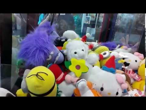 PINNACLE CLAW MACHINE@ WALMART A WIN BY KNOCK IN