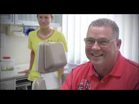 Implantation – minimalinvasive Live-OP von Frank Schrader- Implantologe