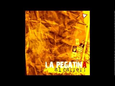 La Pegatina - Al Carrer! - 01. Penjat (feat. Txarango )