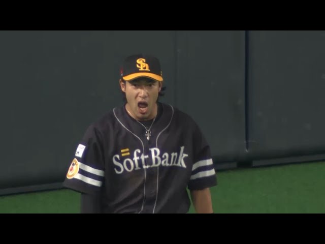 【1回裏】ホークス・柳田がファイターズ・西川の真後ろへの打球をジャンピングキャッチ!! 2016/8/21 F-H