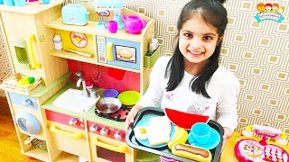Cutie Play makes Breakfast for Mummy with favourit