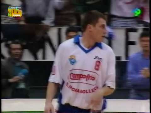 Contraataque de rabia de Julián Iglesias. Final Copa EHF 1994/95 Granollers-Tscheliabinsk