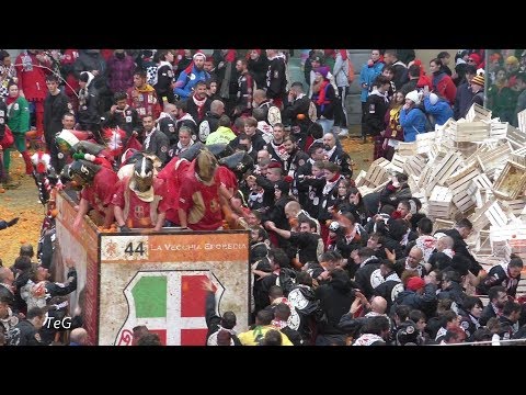Battaglia arance con il carro La Vecchia Eporedia - Carnevale Ivrea 2018