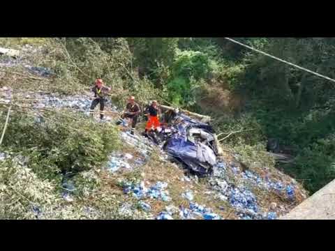 Mezzo pesante esce di strada e precipita in una scarpata. Morto il conducente