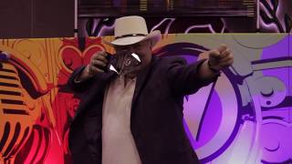 Mike Grell Accepts His Hall of Legends Award at Wizard World Chicago