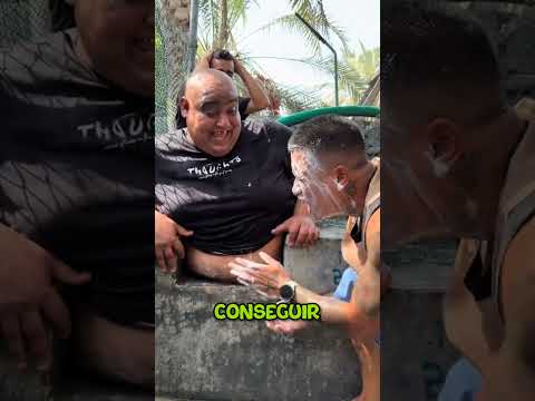 Ele BLOQUEOU a água do amigo com a barriga! 🤣 #curiosidades #pegadinha #engraçado