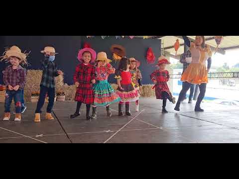 Alô Galera de Cowboy... primeira quadrilha da Babi... Colégio Abayomi