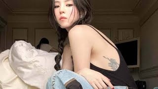 ハン・ソヒ　大胆に開いたキャミの横からタトゥー..