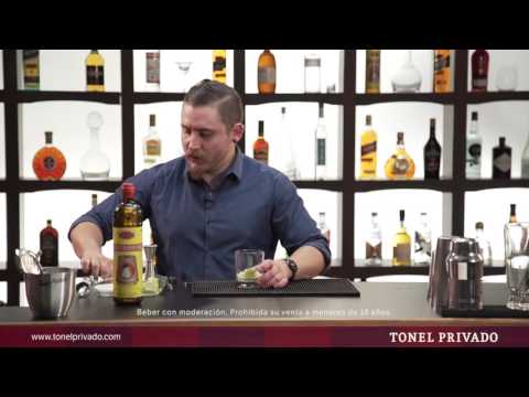 Américo Borzone nos prepara una Caipirinha con la infaltable cachaca VELHO BARREIRO