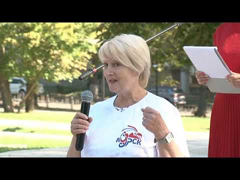Курские пенсионеры активно занимаются скандинавской ходьбой
