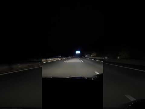 Porsche HD Matrix LED Scheinwerfer im 2024 Taycan Autobahn Fahrspurlicht