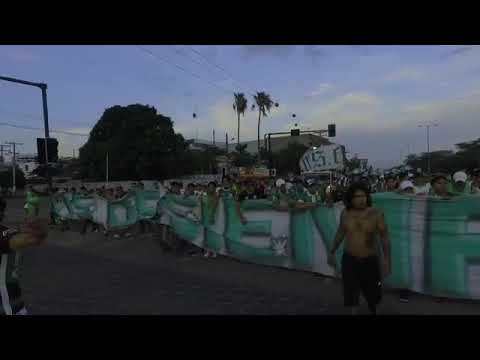 "LDS rumbo al estadio contra Strongest" Barra: Los de Siempre &bull; Club: Oriente Petrolero