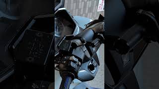 バイクにカマキリがいて大パニック