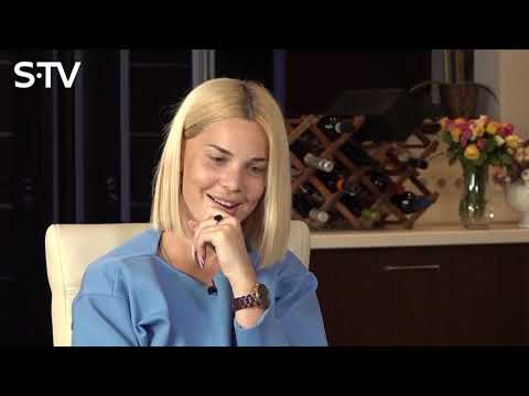 Samanta Tīna uzdāvinājusi ziedus kādam svešiniekam.