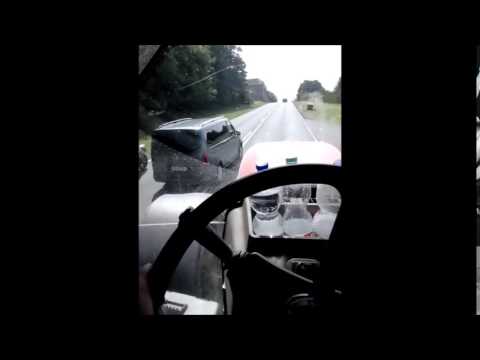 Motorrad im Gegenverkehr Auto überholt bei Überholverbot