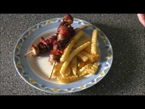 Bratwurstspieße mit Käsegrillern und Paprika