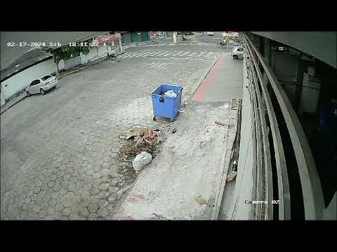 Polícia procura assaltantes de moto que agiram no Araçá.