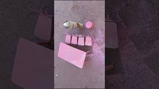 Pintei de rosa a mesinha das minhas bonecas Barbie com tinta spray