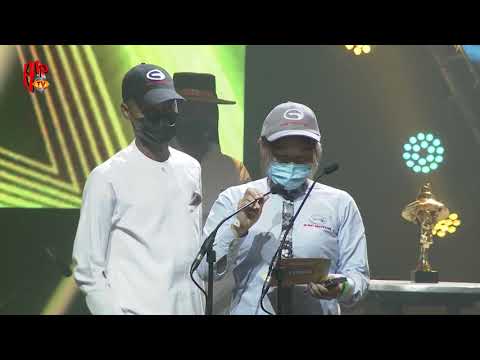 omah Lay celebrates bella shmurda and oxlade on stage as he wins The Headies “Next Rated”