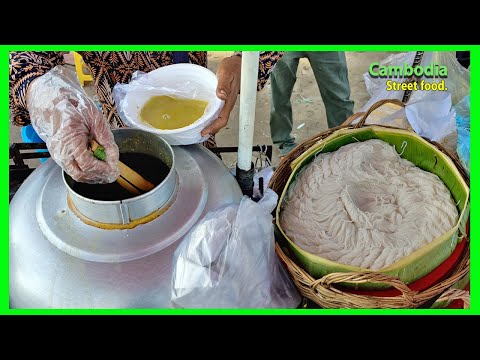 Cambodia street food - Khmer rice noodle with fish green soup - Boeung Snor Phnom Penh.