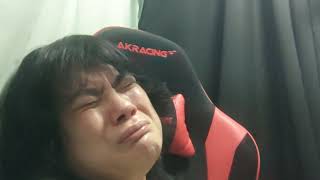 仕事が疲れすぎて泣きそうになってる男の子の映像