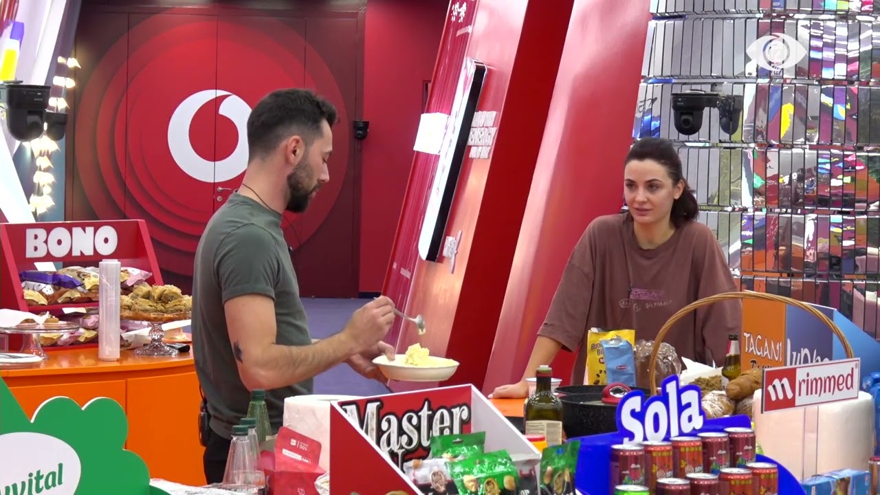 Lore mos të këndojë, veç të flasë…/ Xhodi bisedon me banorët