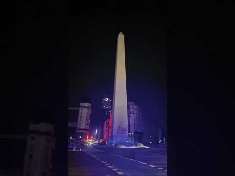 Obelisco y toda 9 de Julio a oscuras, ahoche. Gestión Milei.