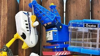 はたらくくるま トミカ ミニカー 工事現場を再現パロディ!事故発生! ショベルカー ダンプカーが新幹線を助けるよ!Gizmone