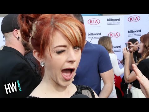 Lindsey Stirling Talks Imagine Dragons Friendship & Wiz Khalifa Selfie! | Hollywire