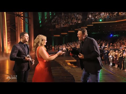 People's Choice Country Awards - Lauren Alaina and Scotty McCreery Present Award to Blake Shelton
