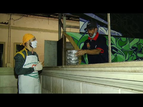 Voluntários se unem para a distribuição de marmitas