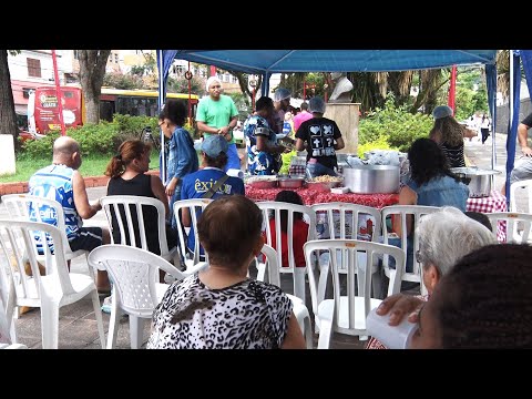 Grupo oferece ceia de Natal solidária em praça de Nova Friburgo; veja