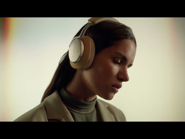 Bowers & Wilkins PX8 Auriculares Bluetooth con Cancelación de Ruido Beige Reacondicionado video