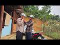 Hoa and Kien fixed the machine and then went home to visit their sick mother.