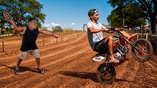 BRUTINHO PEGA MINI MOTO DO ANÃO E DÁ FUGA NA TRILHA