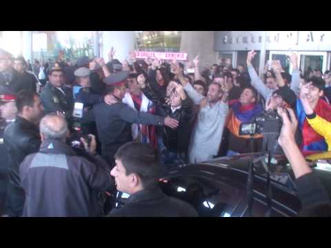 Посрещнаха националите ни в Армения с бомбички и викове: „Българи-цигани”