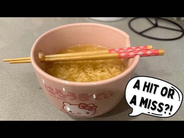 Vídeo relacionado con Silver Buffalo Sanrio Hello Kitty - Cuenco de cerámica con patrón de leche de fresa y fideos para ramen y arroz, con palillos, apto para microondas, 20 onzas
