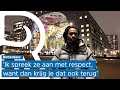 Bekende rapper Jairzinho spreekt jongeren op straat aan en probeert te voorkomen dat ze gaan rellen