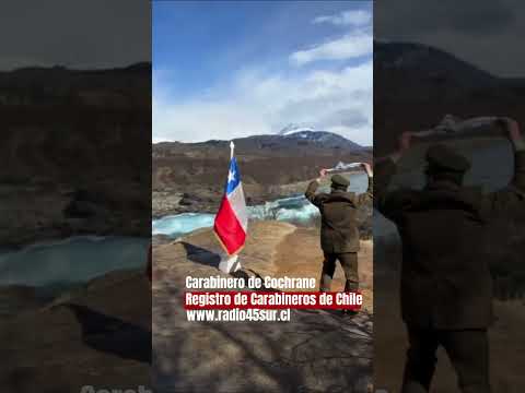 🇨🇱 Carabineros de Cochrane rinde homenaje a la Bandera Nacional con un pie de cueca