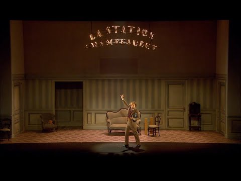 Το βωντβίλ La Station Champbaudet [Ο σταθμός Σαμπωντέ] (1862) του Eugène Labiche [Εζέν Λαμπίς], σε σκηνοθεσία Ladislas Chollat [Λαντισλάς Σολά], με τους Lorànt Deutsch [Λοράν Ντωτς], Claire Nadeau [Κλαιρ Ναντώ], Pierre-François Martin-Laval [Πιερ-Φρανσουά Μαρτέν-Λαβάλ] και Bruno Solo [Μπρυνό Σολό].