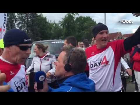 Roparun dwars door Overijssel; honderd supporters in de Almelose fanzone