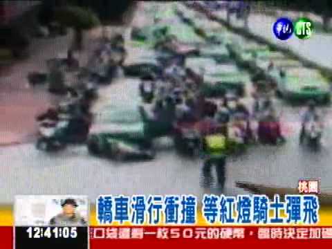 吸毒恍神開車 一排機車撞到全倒