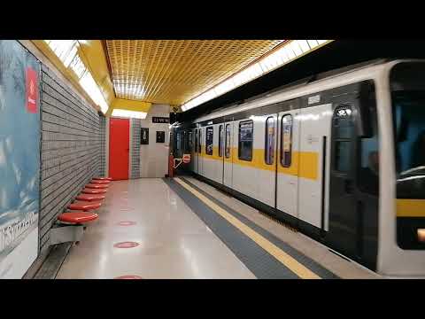 Treno M3 serie 8000 in entrata lenta alla stazione Sondrio