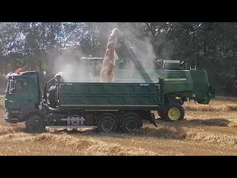 Johne Deere combine unload wheat on Tatra truck CZ