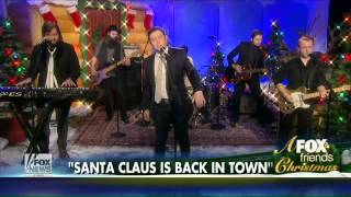Scotty McCreery performs &#39;Santa Claus is Back in Town&#39;